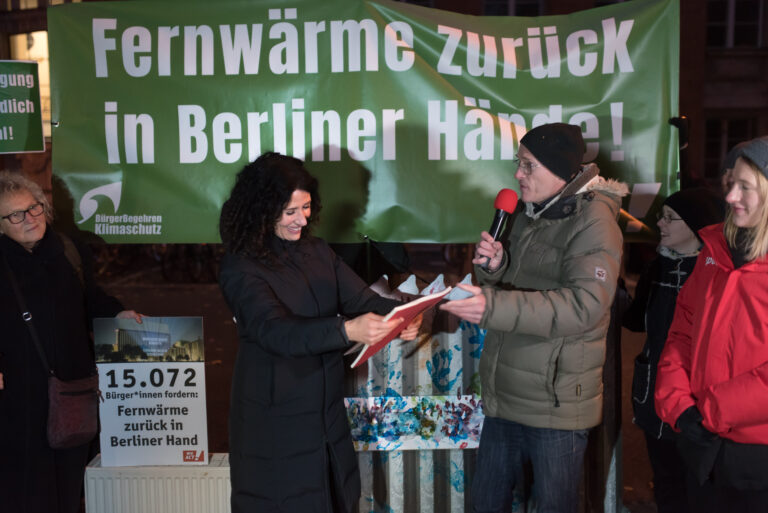 Fernwärme in Berliner Hand: Petition an Bettina Jarasch übergeben