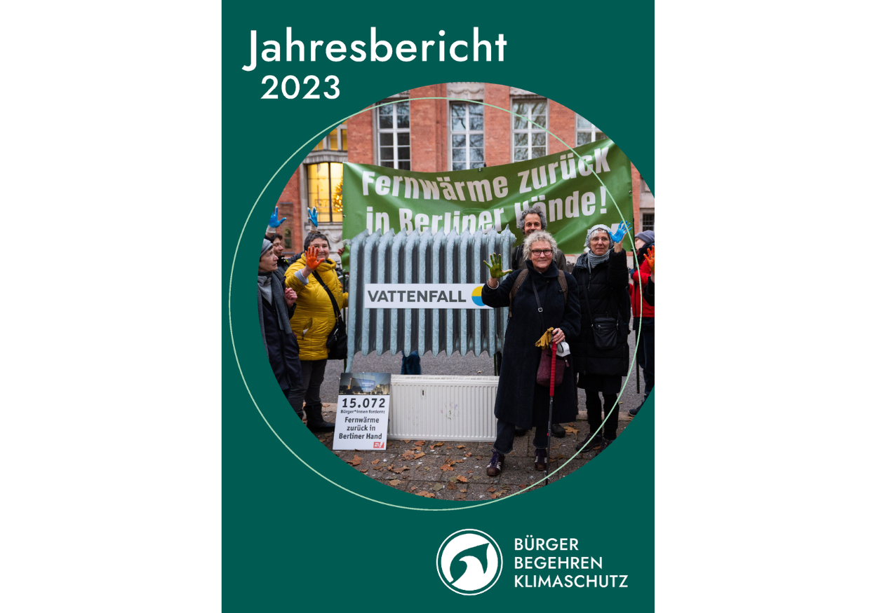 Das Titelblatt des Jahresrückblicks 2023. Zu sehen ist das Gruppenbild von der Fernwärme-Aktion zur Übergabe der Petiton.