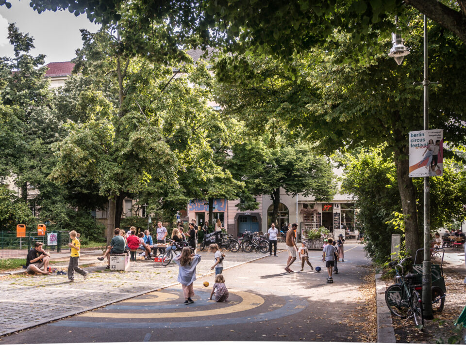 Spielende Kinder auf dem Lausitzer Platz