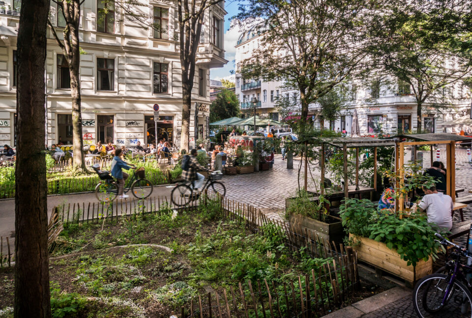 Blick in den Graefekiez mit viel grün und Fahrrädern