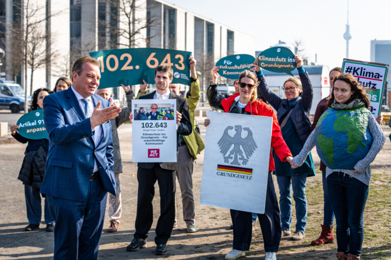Andreas Mattfeldt (CDU) spricht bei der Petitionsübergabe.