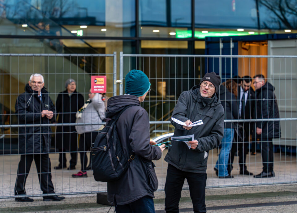 Vor dem Sonderparteitag der Grünen in Berlin protestierten Aktivist:innen von BürgerBegehren Klimaschutz und FridaysForFuture, sowie einige weitere Gruppen. BBK setzte sich mit Flyern dafür ein, Klimaschutz als Gemeinschaftsaufgabe in das Wahlprogramm aufzunehmen. FFF erinnerte die Grünen an die Klimaziele.