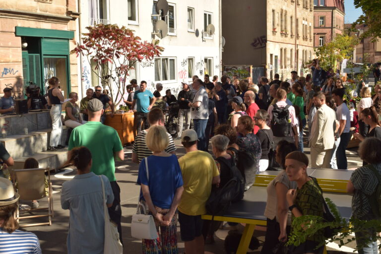 Menschen tummeln sich bei der Eröffnung